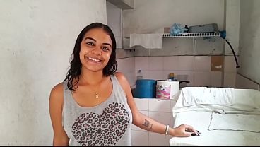 Inocente hermanastra latina se deja convencer por su pervertido hermanastro para que le chupe la verga y despues ser follada por su joven coño - porno en espanol