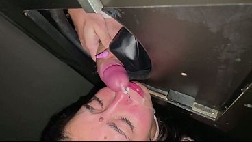 A safada queria rola no Gloryhole e ganhou duas rolas e uma gozada na cara - Nicky Valente
