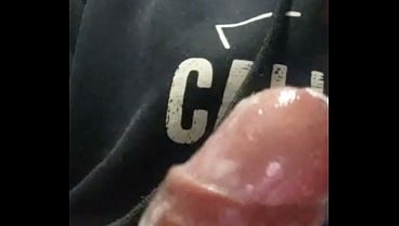 Gozando no banheiro do trabalho em silêncio