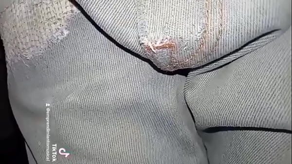 Pañal orinado con pantalones de denim mojado en gran parte