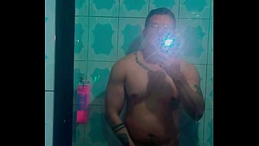 Macho casado musculoso se masturba su vergota en la ducha