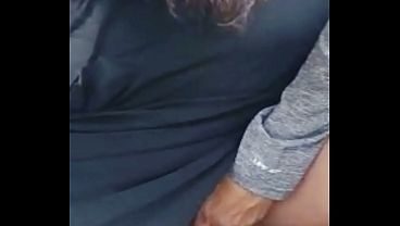 Exhibicionismo - Llevé un consolador al parque y estuve  jugando con  él en público,  las personas que pasaban me observaban,  hasta que un extraño se ne acercó y me hecho una mano hasta terminar con un delicioso chorro