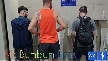 MACHOS FAZENDO SEXO EM BANHEIROS PÚBLICOS