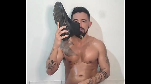 Sentando no consolo .
