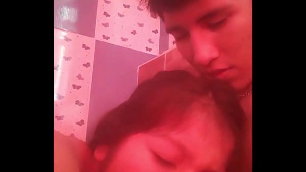 Morrita de CDMX mamando verga por primera vez