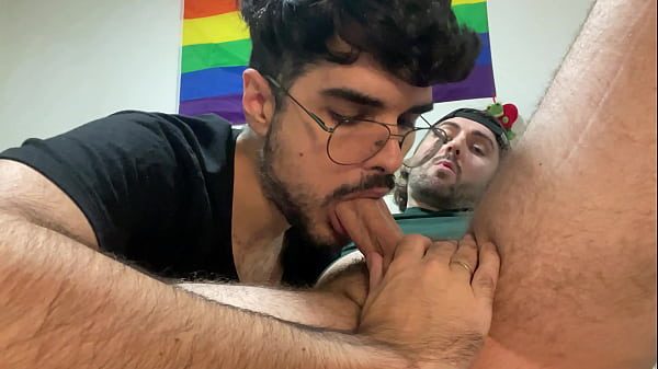 haciendo que la polla grande y dura de mi amigo se corra en mi boca