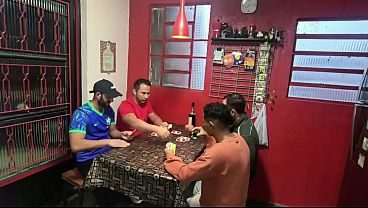 JOGO DE BARALHO ENTRE AMIGOS VIRA SURUBA E ORGIA