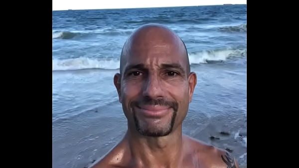 THE HAPPY BEACH BODY PORNSTAR MAXXX LOADZ