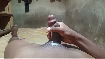 Negro caseiro sozinho no quarto – se masturbando close-up