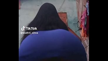 Gostosa dançando de vestido