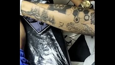 O jeito que ele gemia enquanto eu tatuava