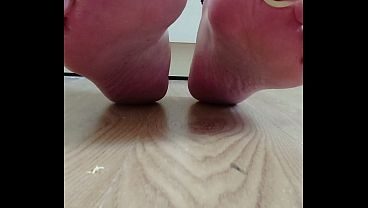 Die kleinen Handschellen an meinen nackten Zehen