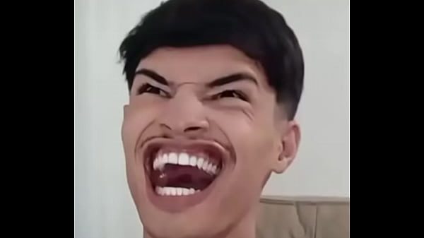 Homem guloso abre a boca pra gosar dentro.