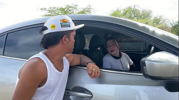 Encuentro a un pequeño enano en medio de la nada y le hago el favor de llevarlo a su casa con la condición de cumplir mi fantasía sexual de follar con un enano, no sabia que tenia una polla enorme.
