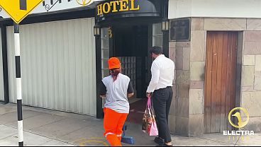 SE LEVANTA UNA TRABAJADORA CHOLONA DE LIMPIEZA, LIMA-PERU