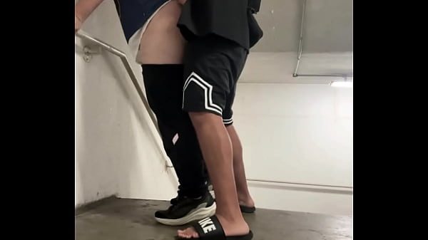 PUTINHA DO PREDIO QUERIA SER FODIDA NA ESCADA. TRATEI ELA COMO MERECE.
