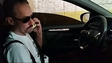 Voltei antes do trabalho e peguei meu pai dando uns pegas no meu namorado, metemos junto no safado