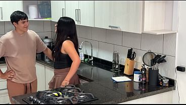 ¡El compañero de cuarto me coge DURO en la COCINA DE NUEVO!