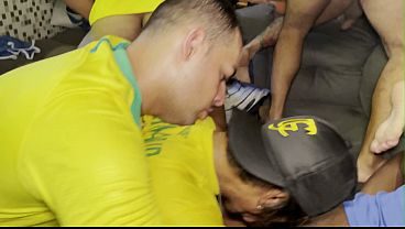 OS PARCEIROS DO FUTEBOL HETEROS ME COMERAM MUITO E ACABARAM COM MEU CUZINHO E JOGARAM GALA DENTRO