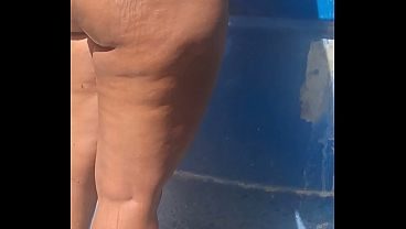 No aguante las ganas de ver a mi hijastra bañándose y le ofreci follarla por el culo por plata