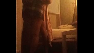 Follandome a la amiga de mi madrastra en un motel con la cámara escondida