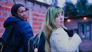 le alquilo mi cabaña a dos chicas muy extrañas