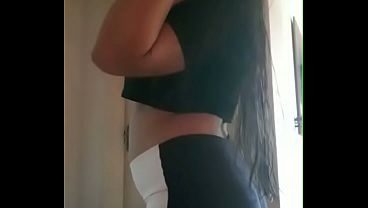 Novinha de calça legging em casa
