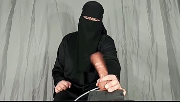Trans con hijab montando dildos y mostrando sus pies