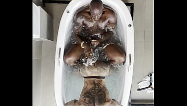 HUNG MUSCLE GYM RAT DADDY TAKES HUGE AMERICAN BBC