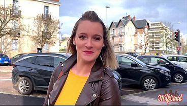 Kelly, belle milf coquine, coincée entre deux queues bien veineuses