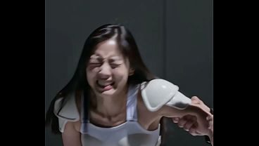 AI動画　苦痛に身体を震わせながら激しく身悶える女性