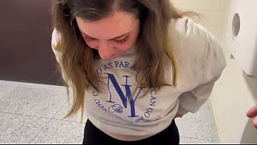 camarera hace mamada a su novio y le da culo