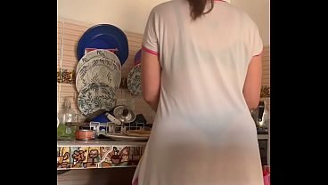 Espiándola en pijama mientras cocina en tanga y lencería