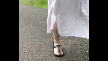 Morgendlicher Spaziergang im weißen Kaftan