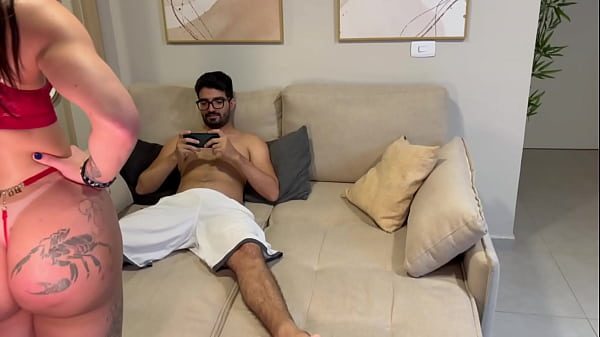 Meu namorado nerd pirocudo não me deu atenção, então mamei ele enquanto jogava, o puto não resistiu o torou meu cuzinho com força / Completo no SHEER E RED