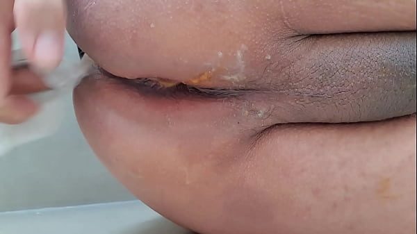 Mi dildo me saca muchos jugos del culo