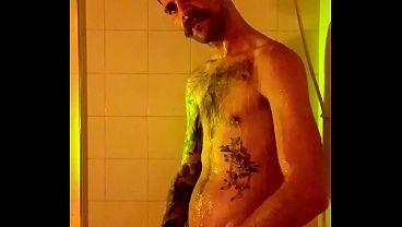 Lucca tomando banho