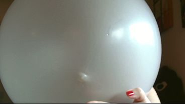 WHITE LOONER PLAY: Nicoletta’s Sensual & Acoustic Game with the Balloon