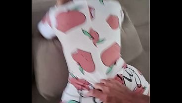 Fingi que estava descansando para o amigo do meu marido chegar junto...