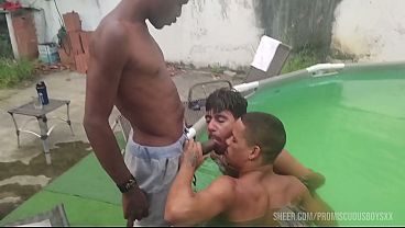 Sexo na piscina, 3 amigos num dia quente e com muito tesão .