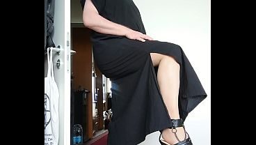 Strumpfhose, High Heels und schwarzer Kaftan