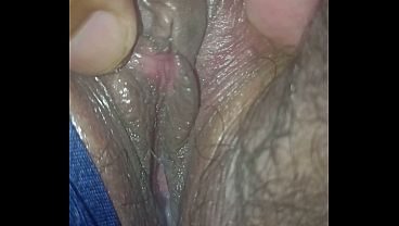 Manoseando la concha de mi suegra gorda y peluda