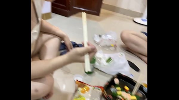Quay lén con bạn vú to áo trễ