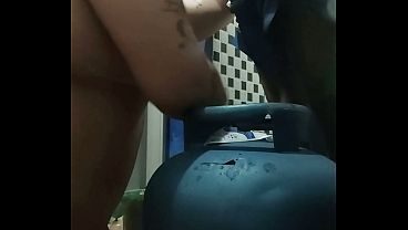 ENTREGADOR DE GÁS BBC ENCHEU A BOCA DE LEITE DA BBW TRANS - MAMIFERA RJ021