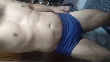 Yo en modo sexy en mi cuarto, con mi cuerpo atlético, abdomen en cuadritos para ellas, bailando sexy con mi pene erecto en erección vertical, a ellas les encanta ese tipo de erección