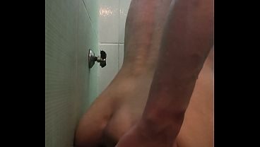 Montando una gran verga en el baño