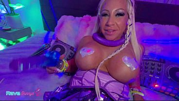 Platinum Braids Pamela Sanderson Meets The DJ And Gets Fucked Deep!