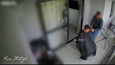 Meu corno chamou o barbeiro em casa... e eu resolvi brincar de puta de verdade. Atendi a porta só de biquíni minúsculo e transparente.