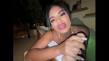 Mi vecino me pilla masturbandome y termina metiendome su gran polla en mi tetas