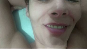 Meu amigo perdendo a virgindade com minha esposa, ele encheu a buceta dela de porra